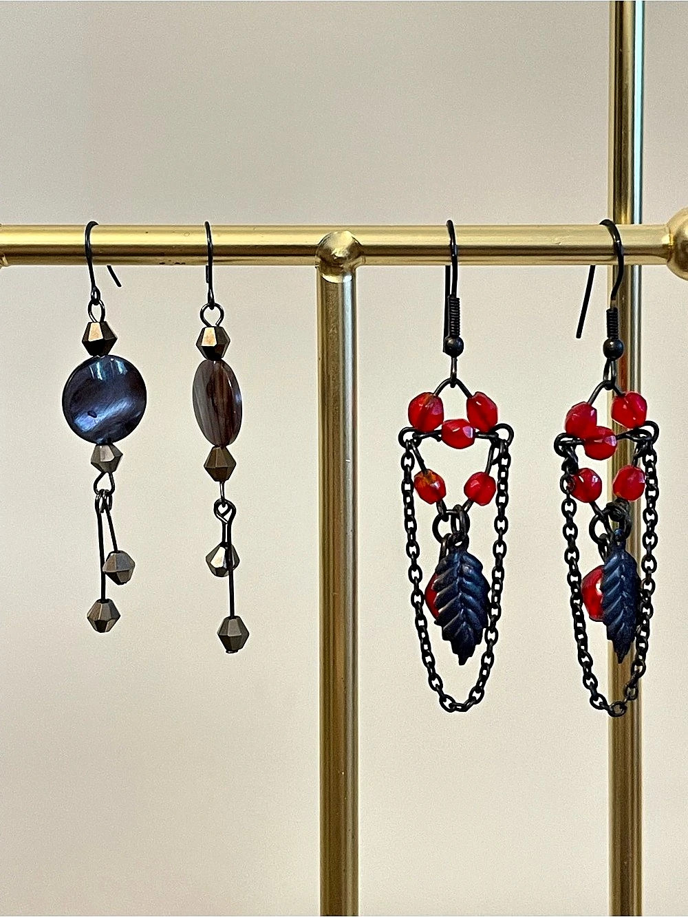 🅱️ NWOT Beaded Dangle Earrings in Red & Black